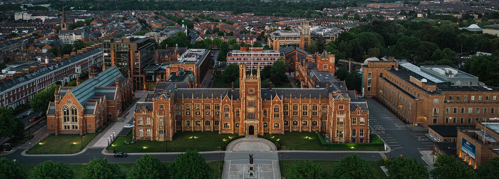 عکس دانشگاه کوئینز کانادا از بهترین های دنیا  Queen’s University